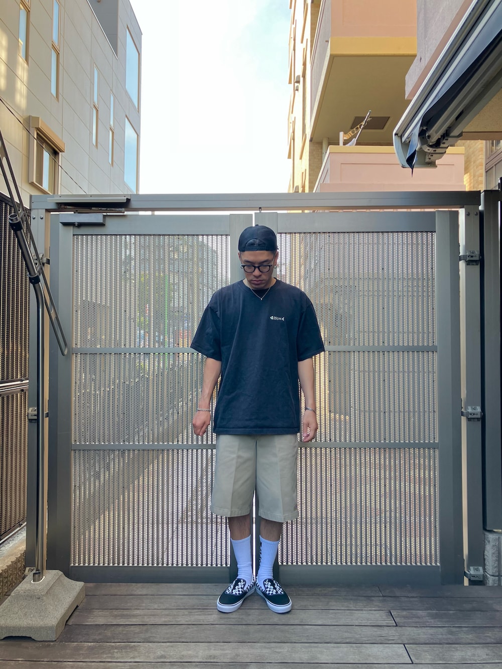 ベージュ系のその他パンツ、ブラック系のスニーカー、ブラック系のTシャツ/カットソーを着用したメンズの夏コーディネートの2枚目の写真