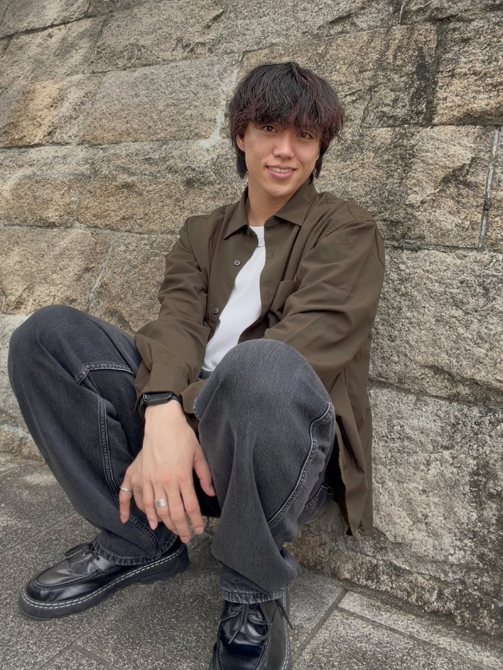 グリーン系のシャツ/ブラウス、ホワイト系のTシャツ/カットソー、ブラック系のデニムパンツを着用したメンズの秋コーディネートの3枚目の写真