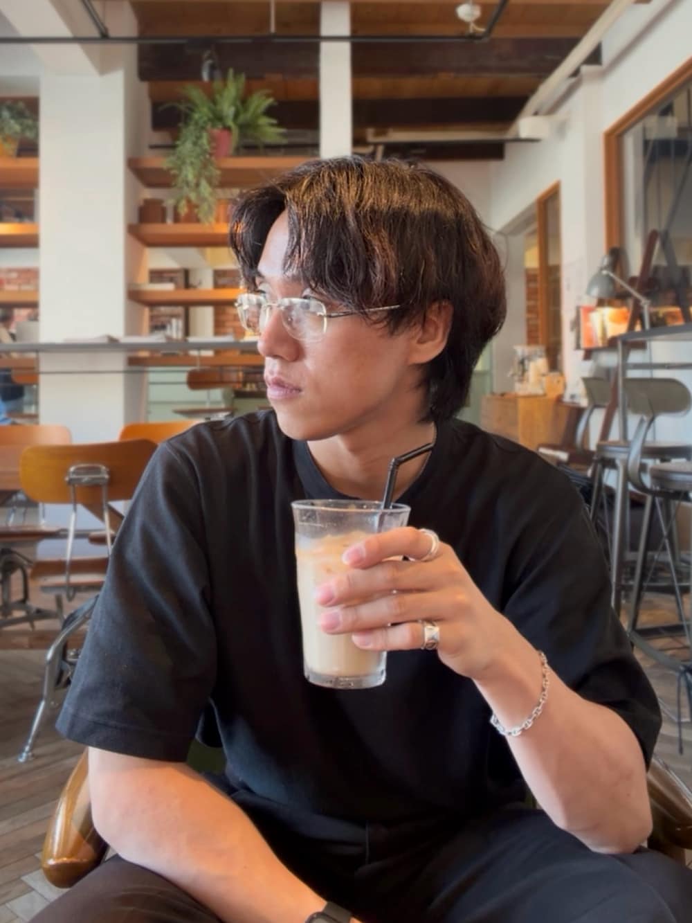 ブラック系のスラックス、ブラック系のTシャツ/カットソーを着用したメンズの秋コーディネートの4枚目の写真