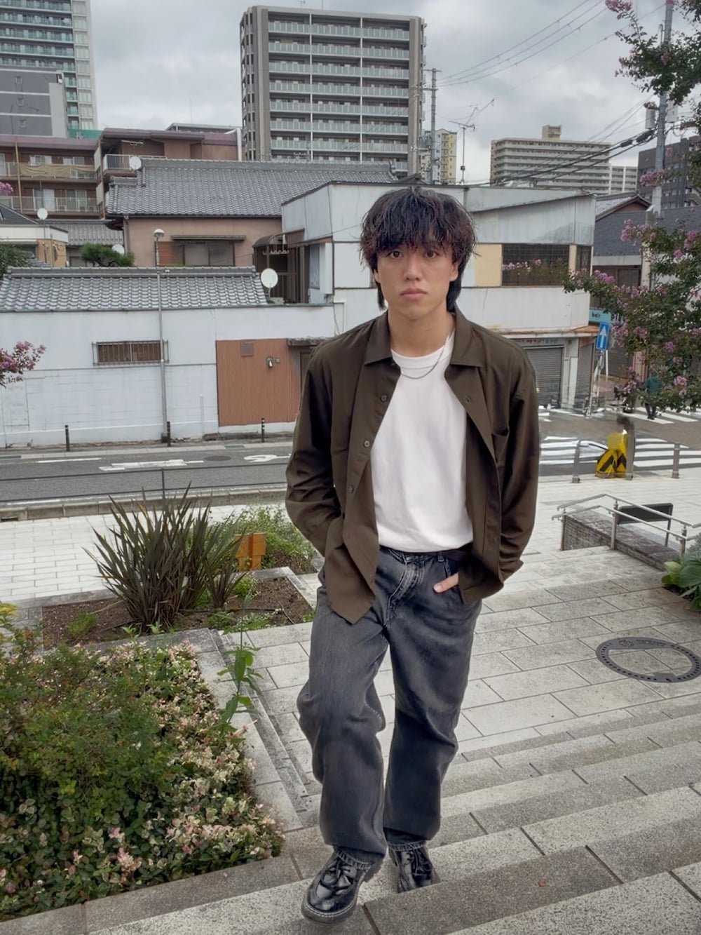 グリーン系のシャツ/ブラウス、ホワイト系のTシャツ/カットソー、ブラック系のデニムパンツを着用したメンズの秋コーディネートの4枚目の写真