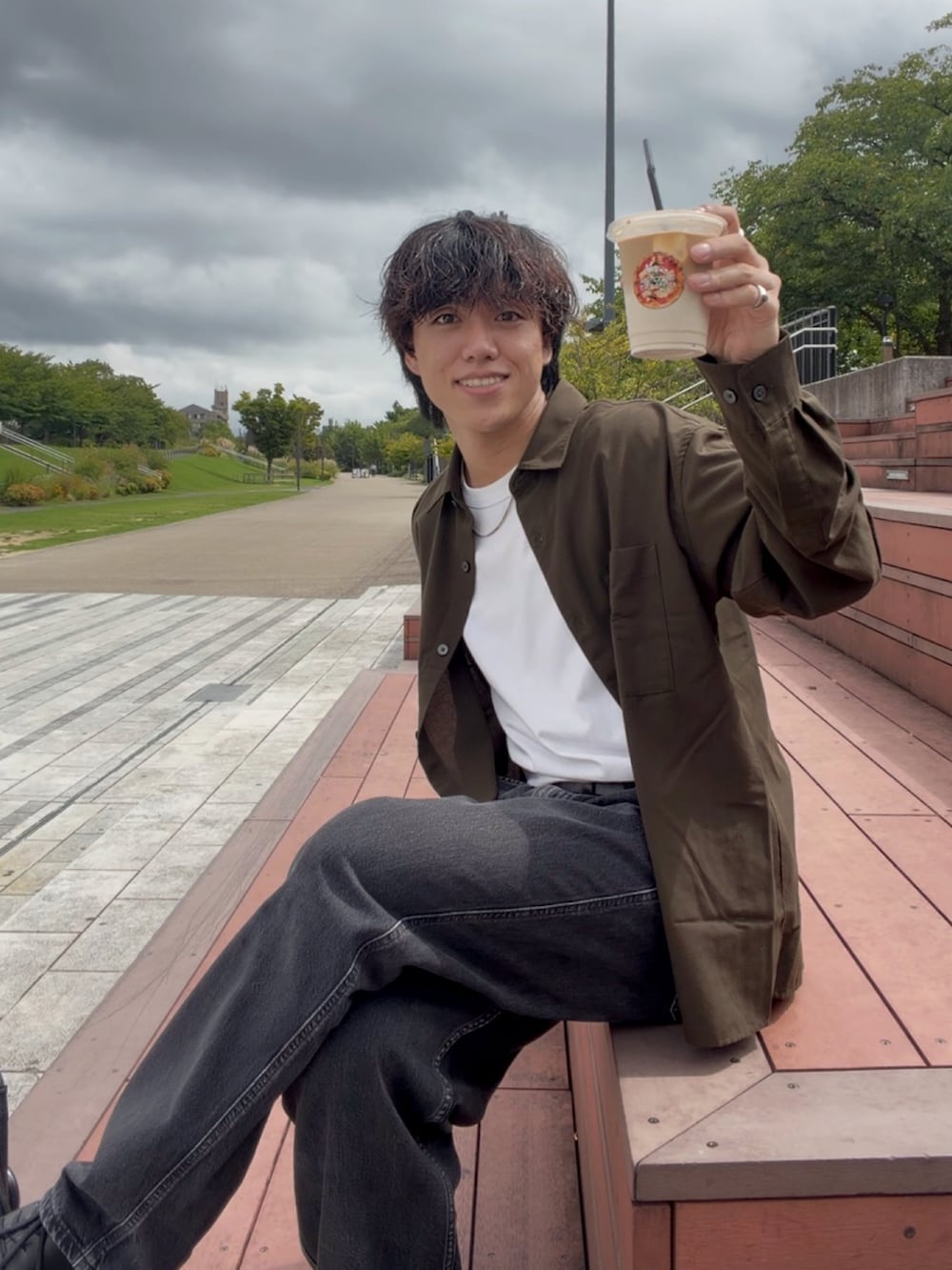 グリーン系のシャツ/ブラウス、ホワイト系のTシャツ/カットソー、ブラック系のデニムパンツを着用したメンズの秋コーディネートの2枚目の写真