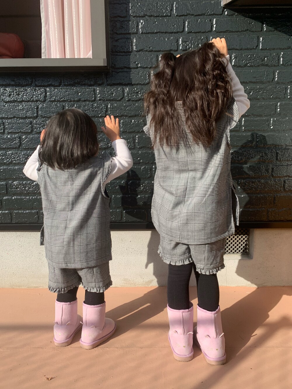 グレー系のアンサンブル、グレー系のアンサンブル、グレー系のその他パンツを着用したキッズの夏コーディネートの2枚目の写真