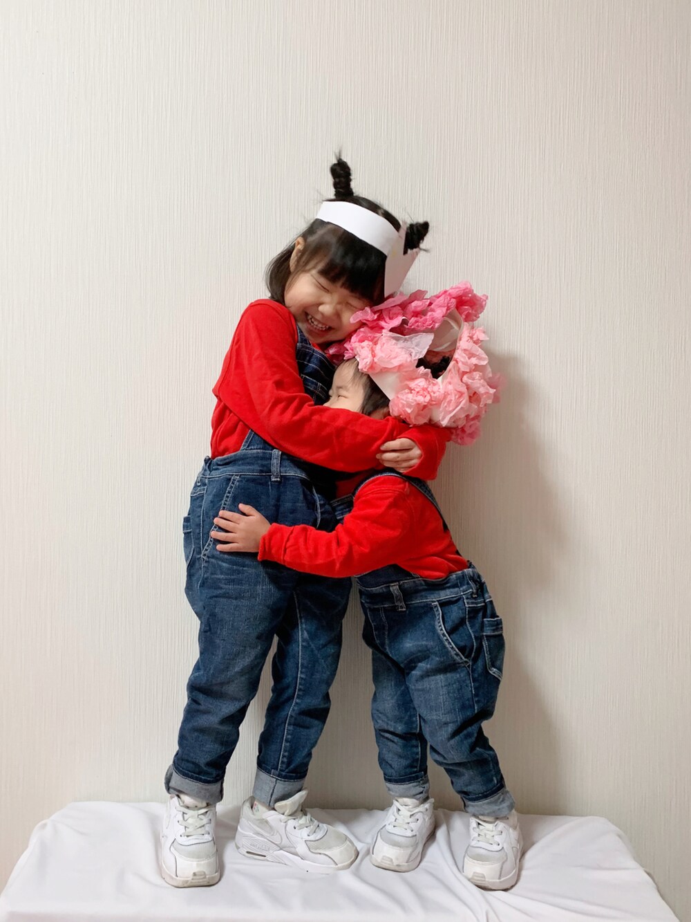 ブルー系のサロペット/オーバーオール、ブルー系のサロペット/オーバーオール、ホワイト系のスニーカーを着用したキッズの冬コーディネートの2枚目の写真