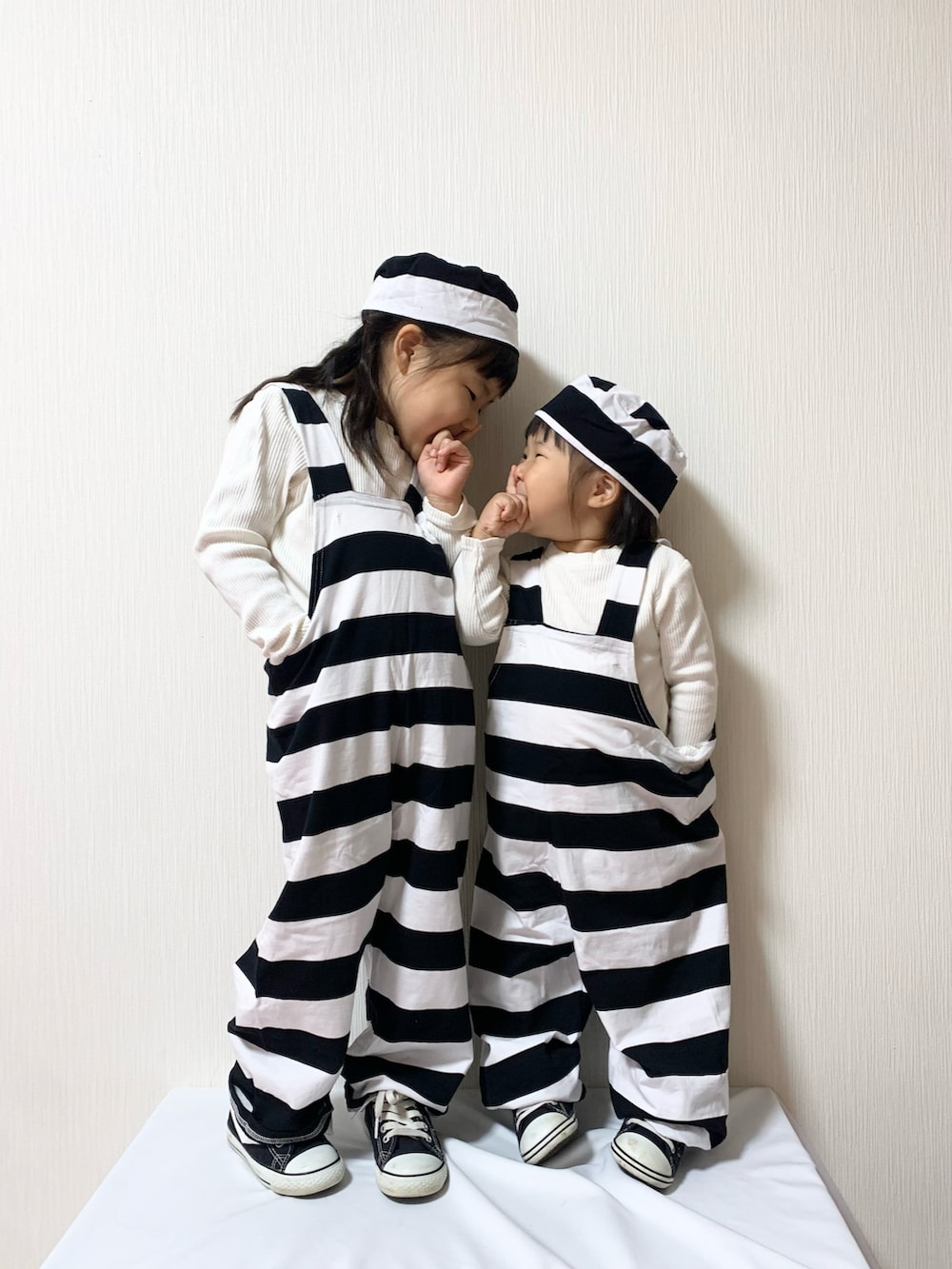 ブラック系のスニーカー、ブラック系のスニーカーを着用したキッズの秋コーディネートの2枚目の写真