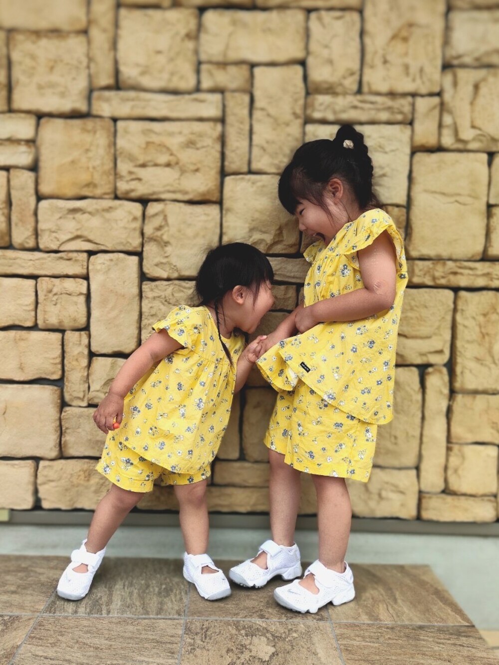 イエロー系のシャツ/ブラウス、イエロー系のシャツ/ブラウス、イエロー系のその他パンツを着用したキッズの秋コーディネートの2枚目の写真