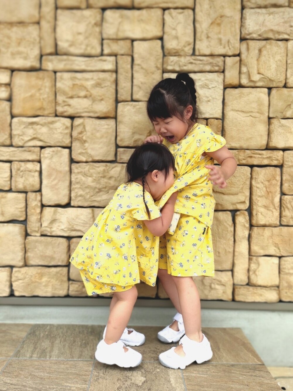 イエロー系のシャツ/ブラウス、イエロー系のシャツ/ブラウス、イエロー系のその他パンツを着用したキッズの秋コーディネートの3枚目の写真