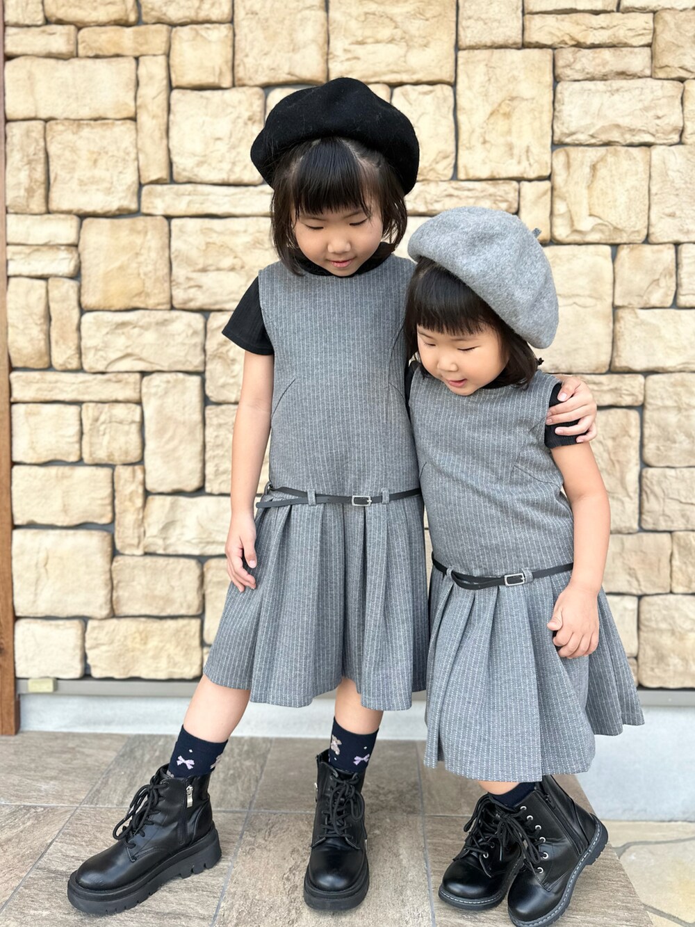 「秋っぽコーデ更新中、みぃここコーデ、姉妹コーデ、おそろいコーデ、ZARA KIDS、ZARA、ブーツ、スウェード、ベレー帽」｜「mezzo pianoのアームウォーマーつき半袖Tシャツ（Tシャツ/カットソー、ブラック系）」を使った、♡MiKo♡さん（キッズ・120cm）の秋コーディネートの3枚目の写真