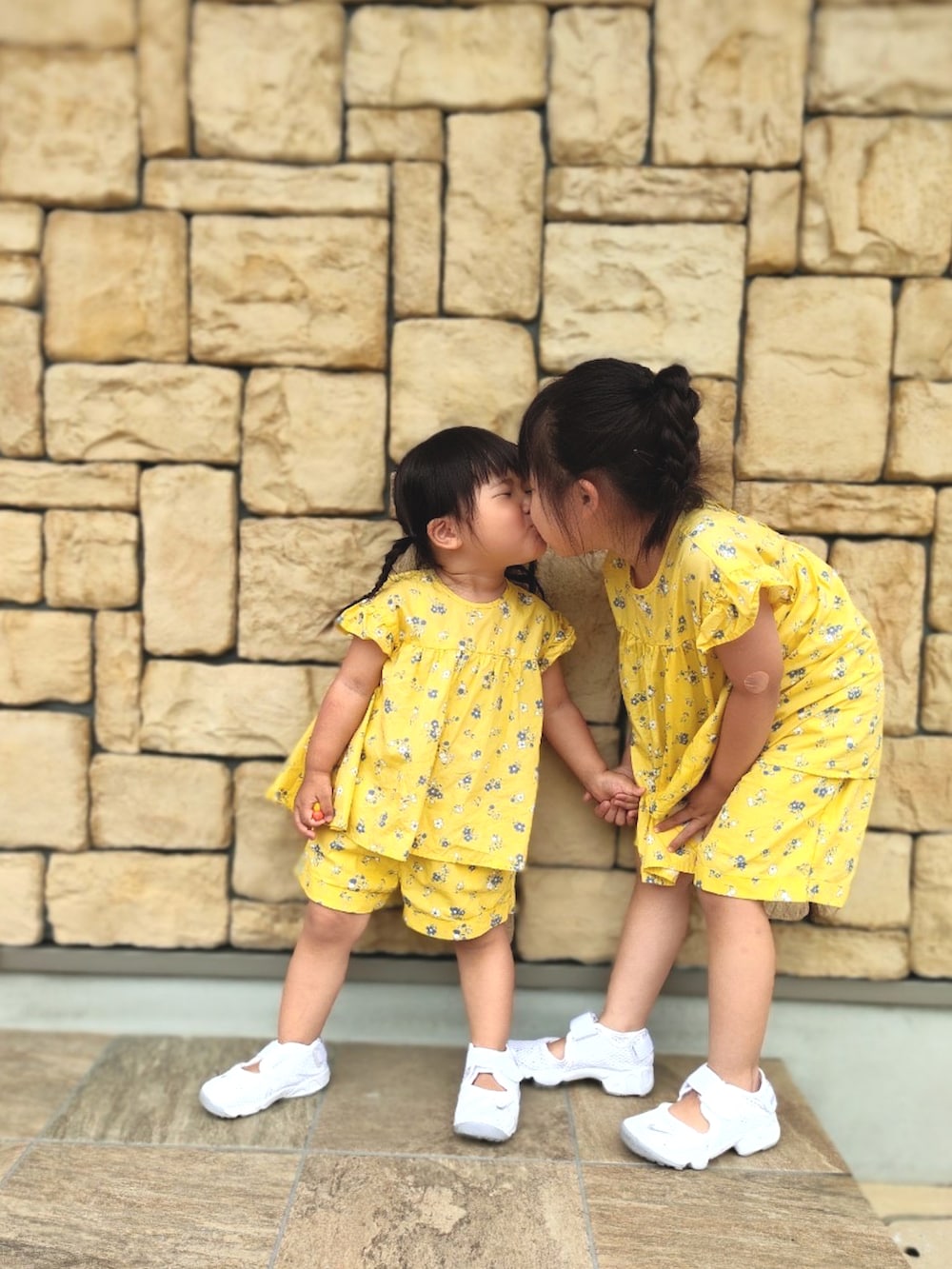 イエロー系のシャツ/ブラウス、イエロー系のシャツ/ブラウス、イエロー系のその他パンツを着用したキッズの秋コーディネートの4枚目の写真