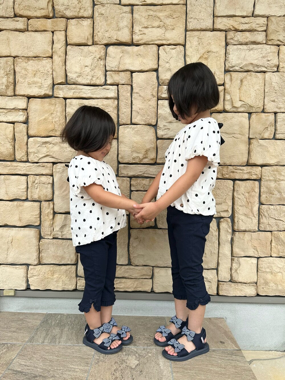 ホワイト系のシャツ/ブラウス、ホワイト系のシャツ/ブラウス、ブルー系のパンツを着用したキッズの夏コーディネートの2枚目の写真