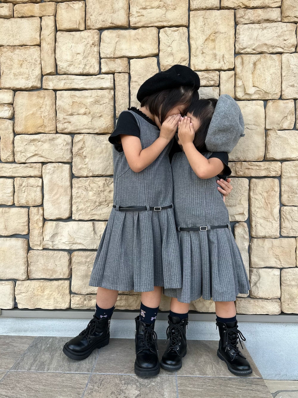 「秋っぽコーデ更新中、みぃここコーデ、姉妹コーデ、おそろいコーデ、ZARA KIDS、ZARA、ブーツ、スウェード、ベレー帽」｜「mezzo pianoのアームウォーマーつき半袖Tシャツ（Tシャツ/カットソー、ブラック系）」を使った、♡MiKo♡さん（キッズ・120cm）の秋コーディネートの2枚目の写真