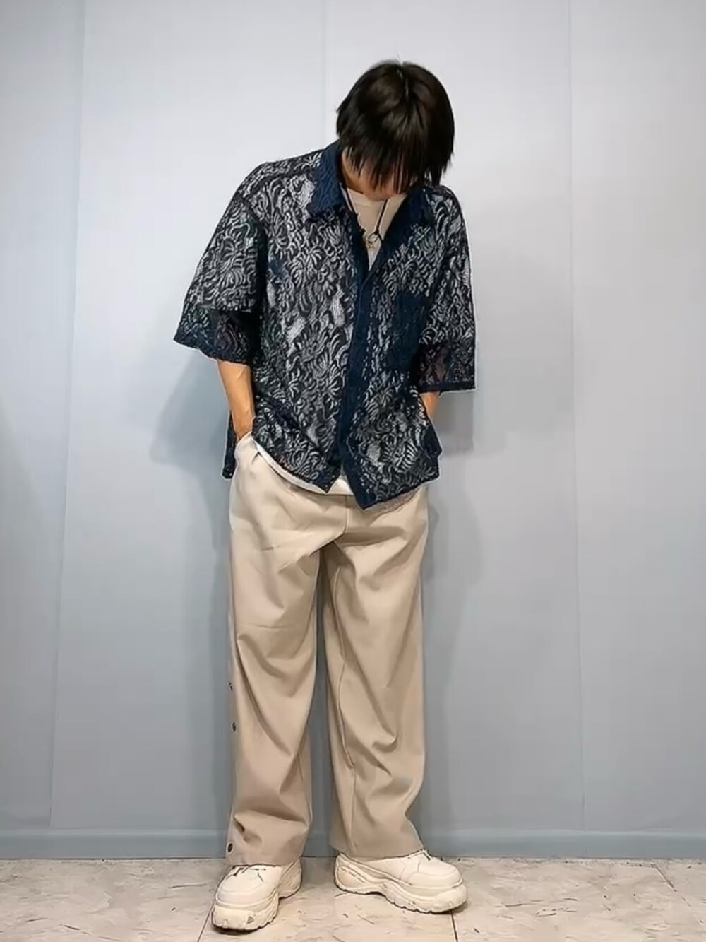 ホワイト系のスニーカー、グレー系のスラックス、ブルー系のシャツ/ブラウスを着用したメンズの春コーディネートの2枚目の写真