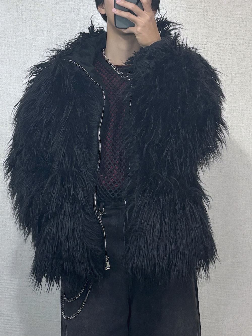 ブラック系のTシャツ/カットソー、ブラック系のブルゾン、ブラック系のデニムパンツを着用したメンズの秋コーディネートの2枚目の写真