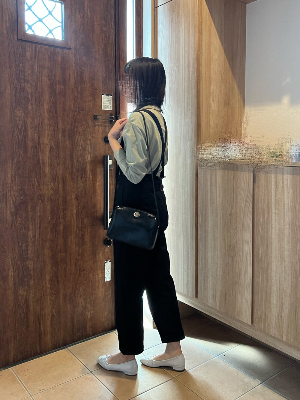 ブラック系のサロペット/オーバーオール、グリーン系のTシャツ/カットソー、シルバー系のスリッポンを着用したレディースの秋コーディネートの3枚目の写真