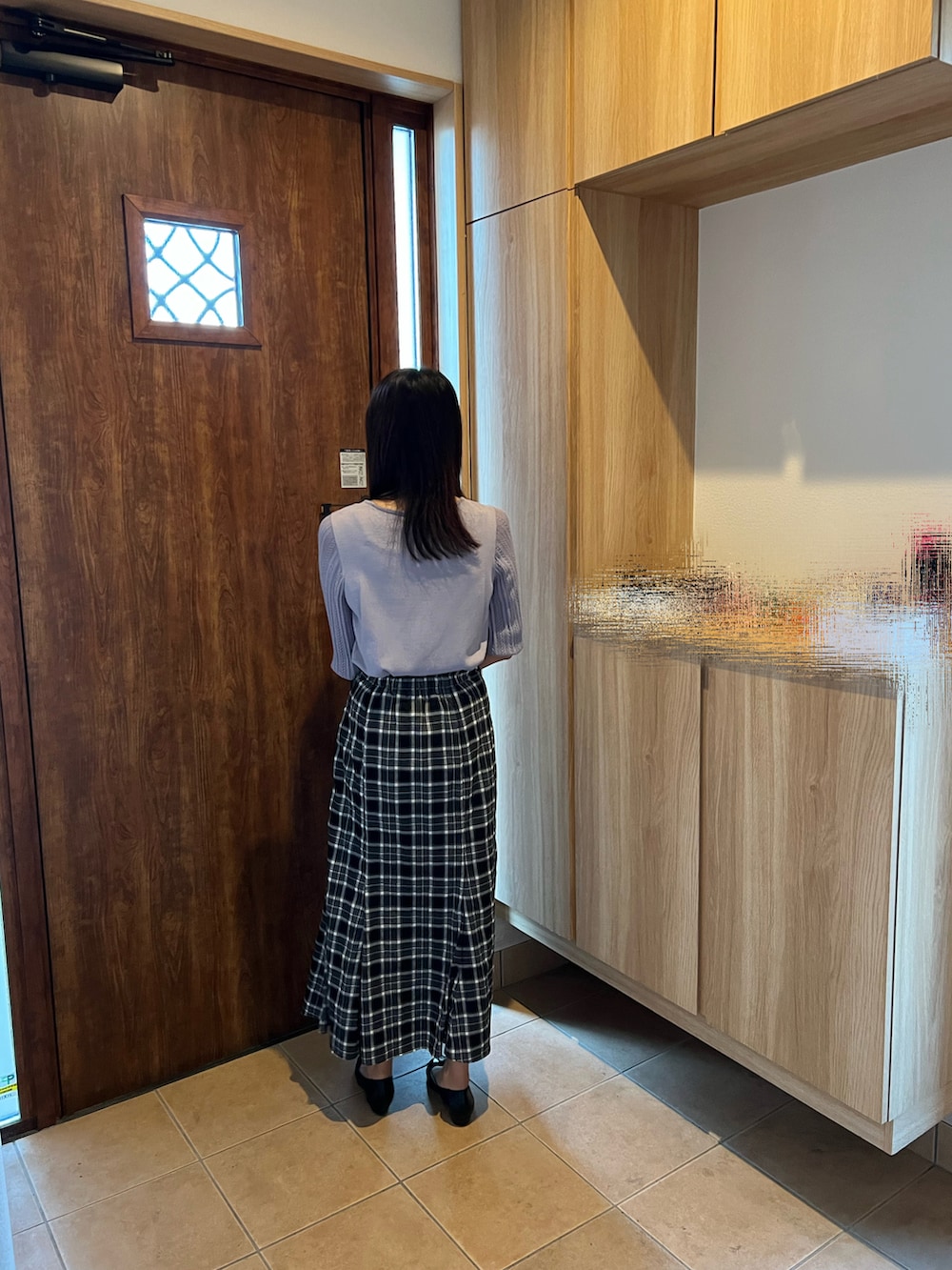 パープル系のTシャツ/カットソー、ブラック系のスカート、ブラック系のパンプスを着用したレディースの秋コーディネートの2枚目の写真
