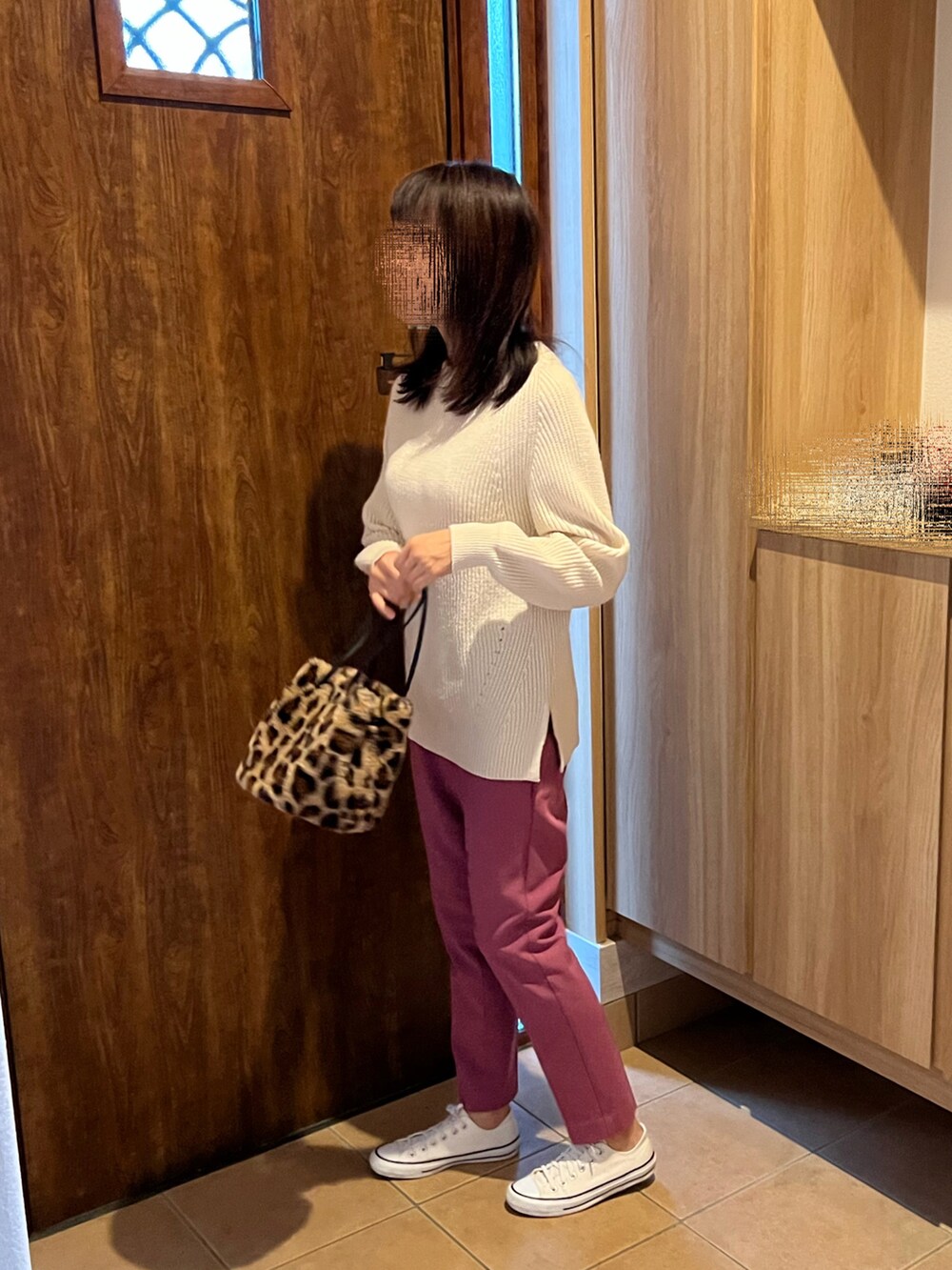 ホワイト系のニット/セーター、ホワイト系のスニーカー、ピンク系のパンツを着用したレディースの冬コーディネートの2枚目の写真