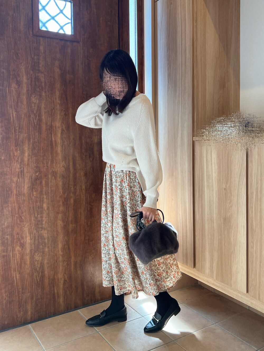 ホワイト系のスカート、ブラック系のローファー、ホワイト系のニット/セーターを着用したレディースの秋コーディネートの4枚目の写真