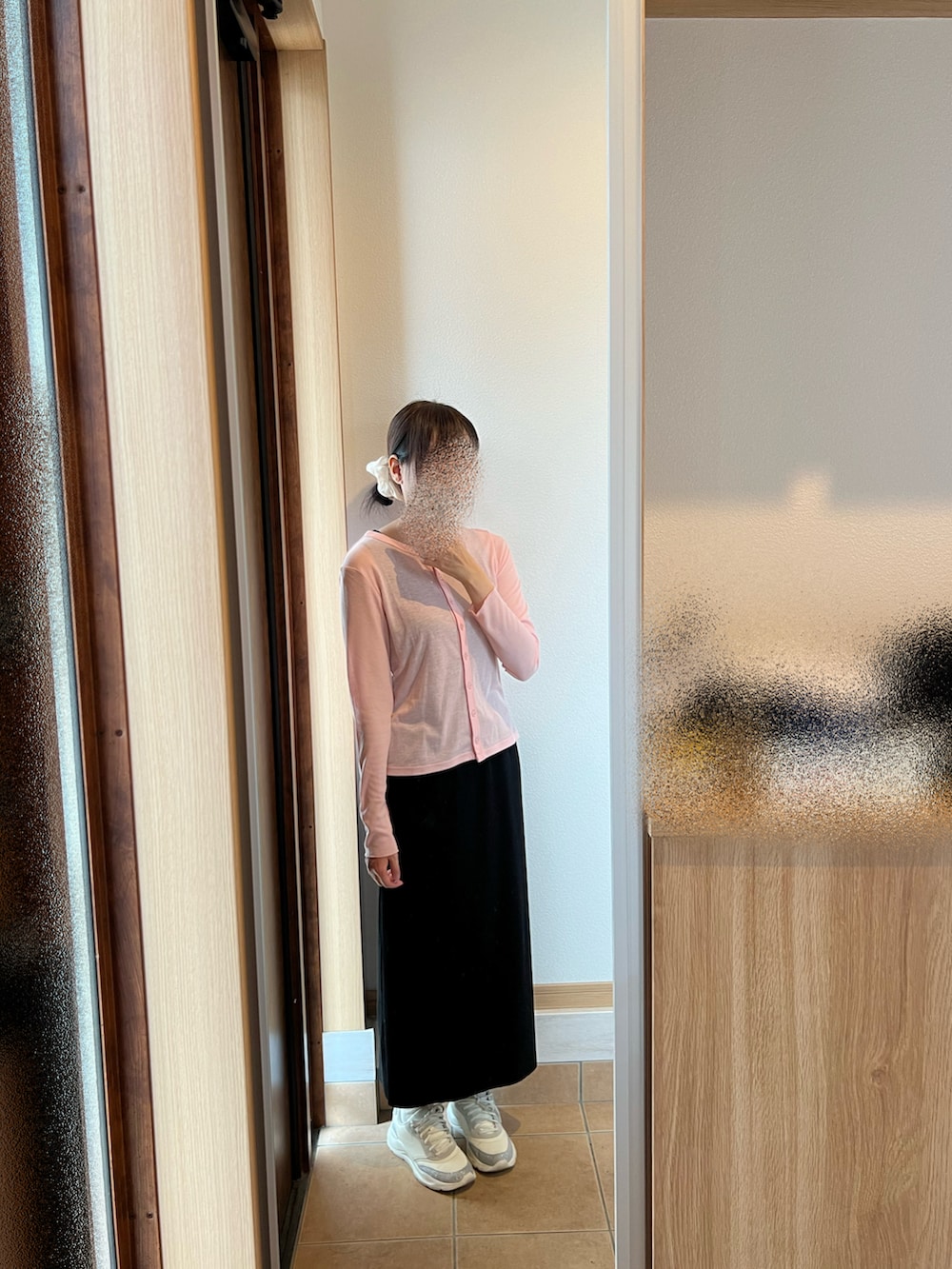 ブラック系のスカート、ピンク系のカーディガン/ボレロ、ピンク系のシャツ/ブラウスを着用したレディースの春コーディネートの2枚目の写真