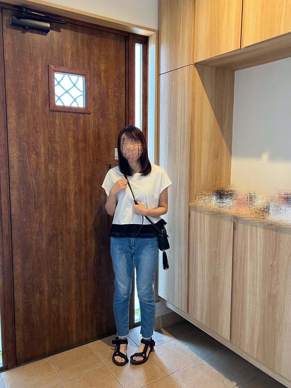 ホワイト系のTシャツ/カットソー、ブルー系のデニムパンツ、ブラック系のサンダルを着用したレディースの夏コーディネートの3枚目の写真