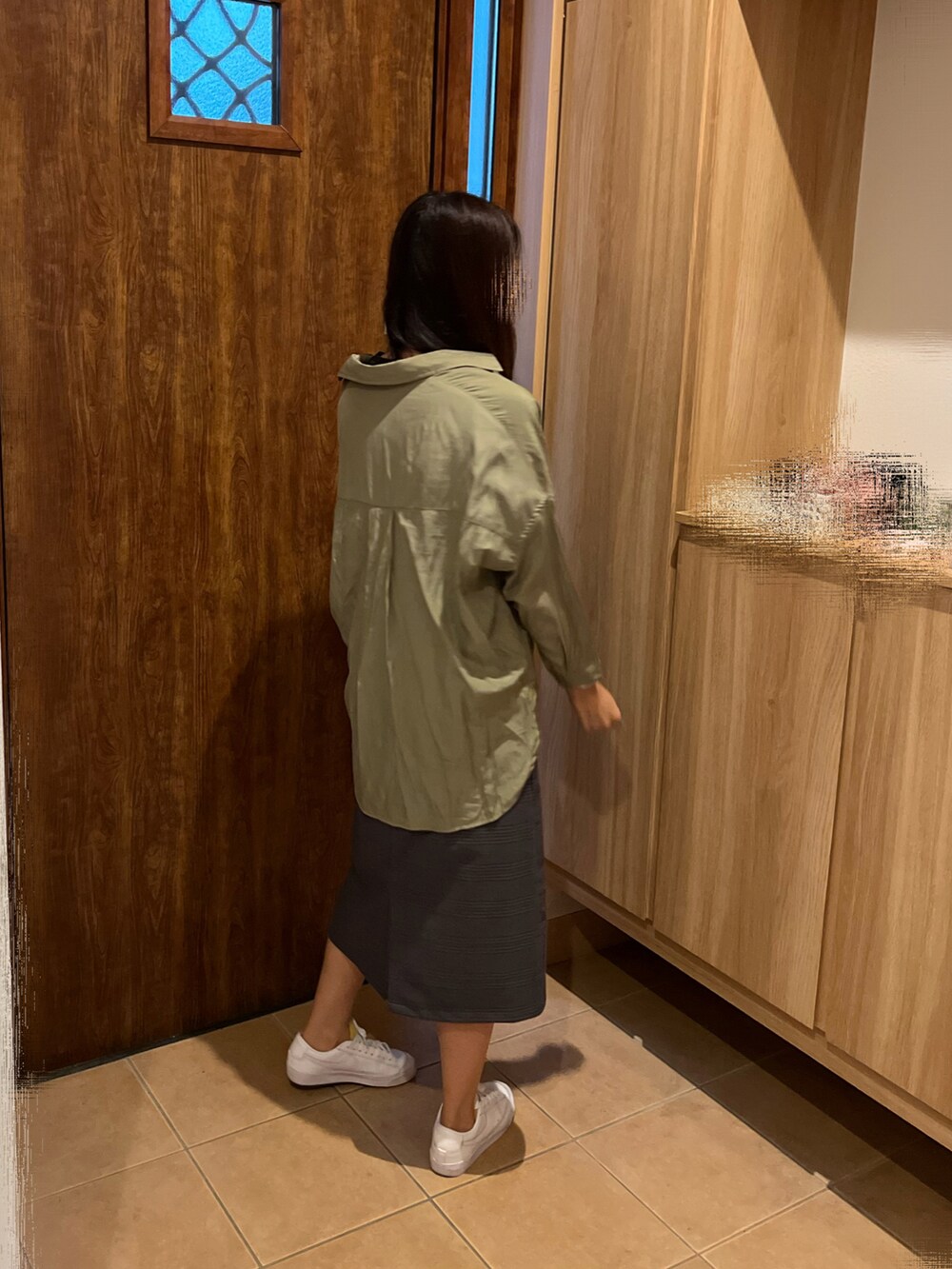 グリーン系のシャツ/ブラウス、ブラック系のTシャツ/カットソー、グレー系のスカートを着用したレディースの秋コーディネートの4枚目の写真