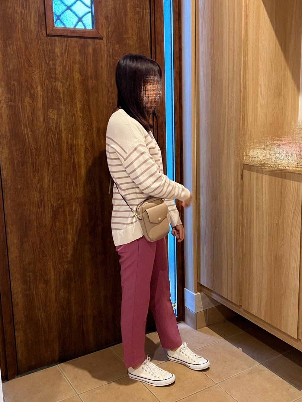 ベージュ系のニット/セーター、ピンク系のパンツ、ホワイト系のスニーカーを着用したレディースの冬コーディネートの2枚目の写真