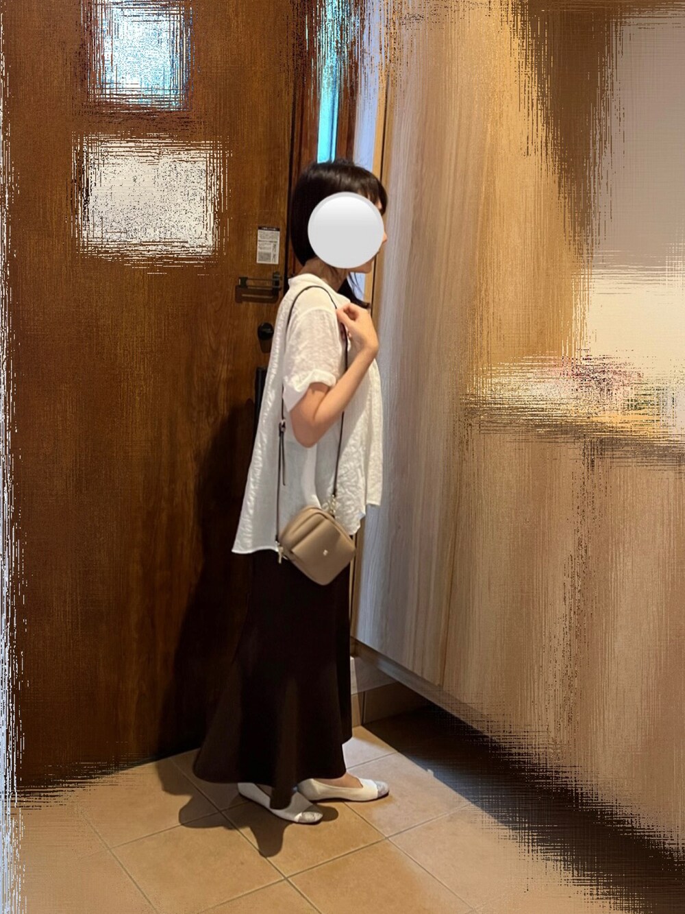 ブラウン系のスカート、ブラウン系のタンクトップ、ホワイト系のシャツ/ブラウスを着用したレディースの秋コーディネートの2枚目の写真
