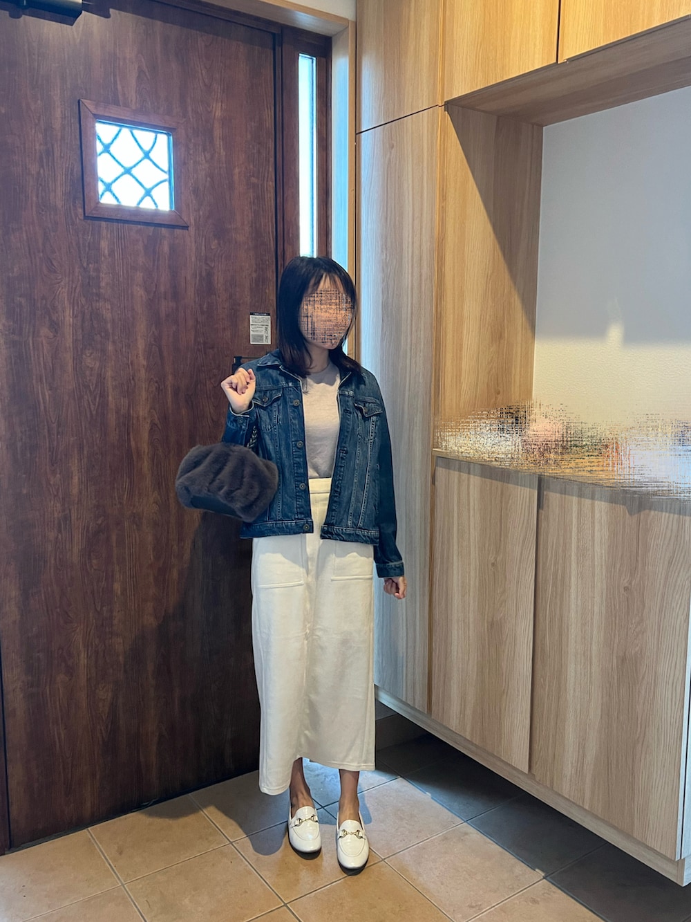 ホワイト系のスカート、ホワイト系のスリッポン、グレー系のTシャツ/カットソーを着用したレディースの秋コーディネートの2枚目の写真