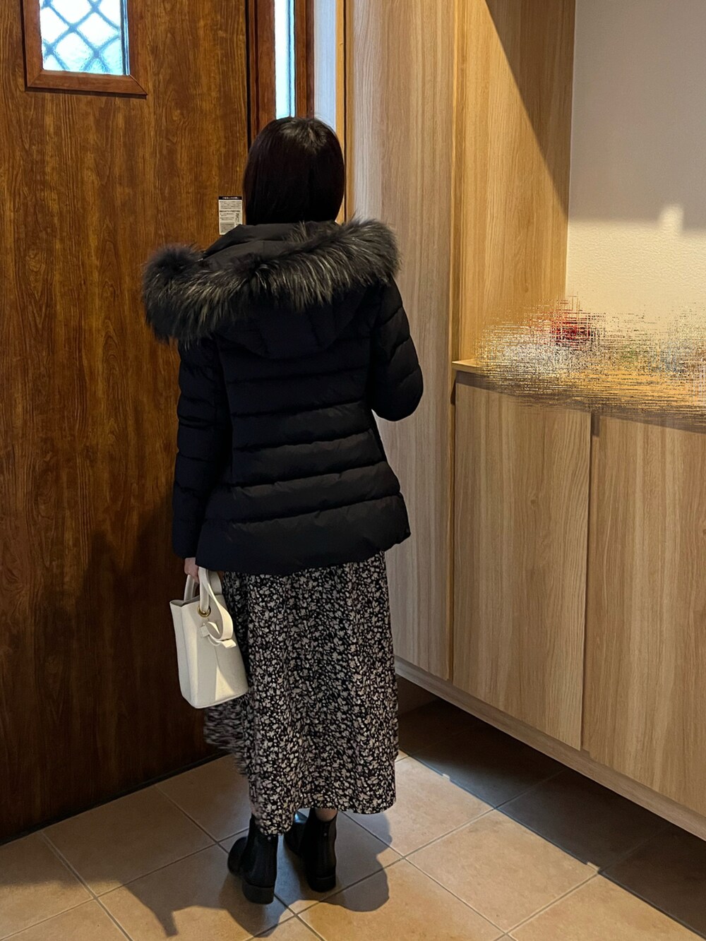 ブラック系のワンピース、ブラック系のダウンジャケット/コート、ブラック系のブーツを着用したレディースの秋コーディネートの4枚目の写真