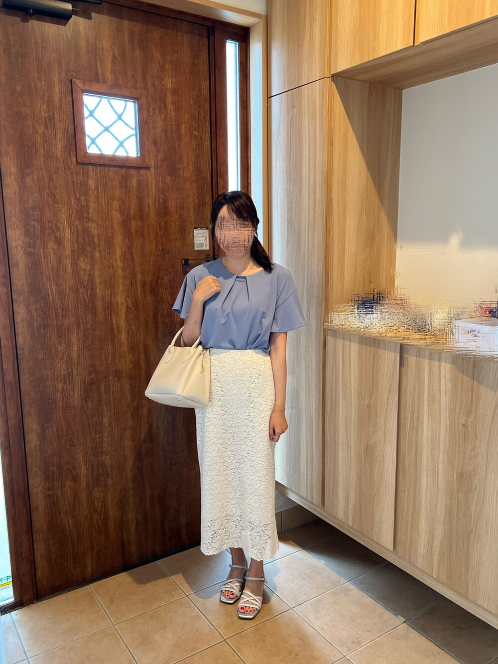 グレー系のサンダル、ホワイト系のスカート、ブルー系のシャツ/ブラウスを着用したレディースの夏コーディネートの2枚目の写真