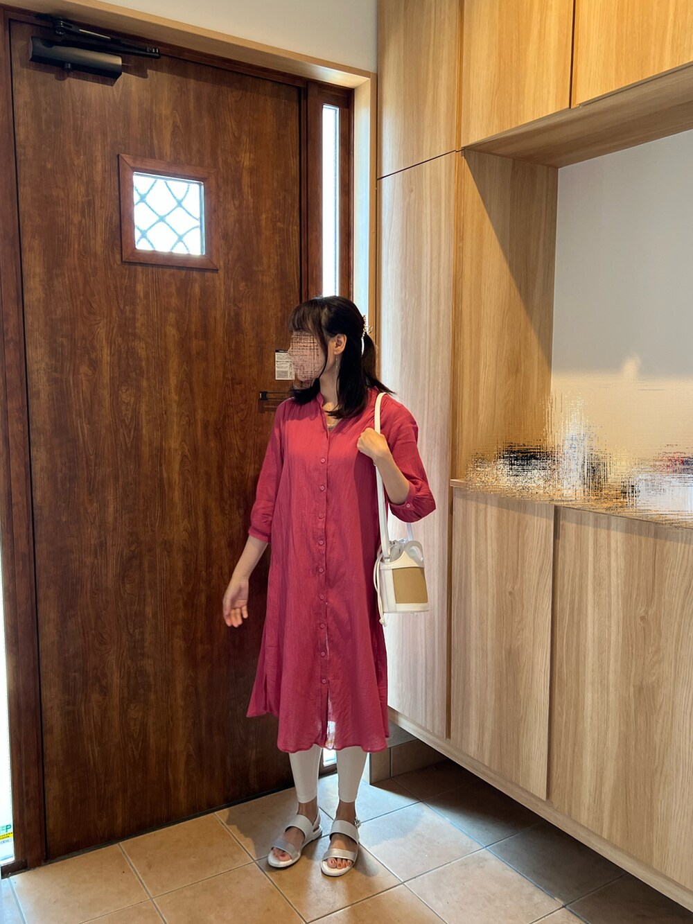 ピンク系のシャツ/ブラウス、ホワイト系のショルダーバッグ、ホワイト系のサンダルを着用したレディースの夏コーディネートの2枚目の写真