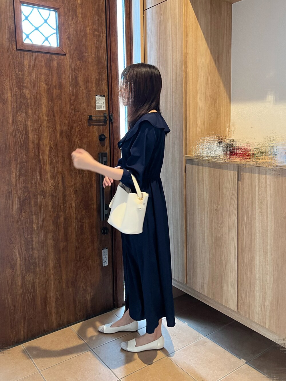 ブルー系のワンピース、ホワイト系のショルダーバッグ、ホワイト系のパンプスを着用したレディースの秋コーディネートの2枚目の写真