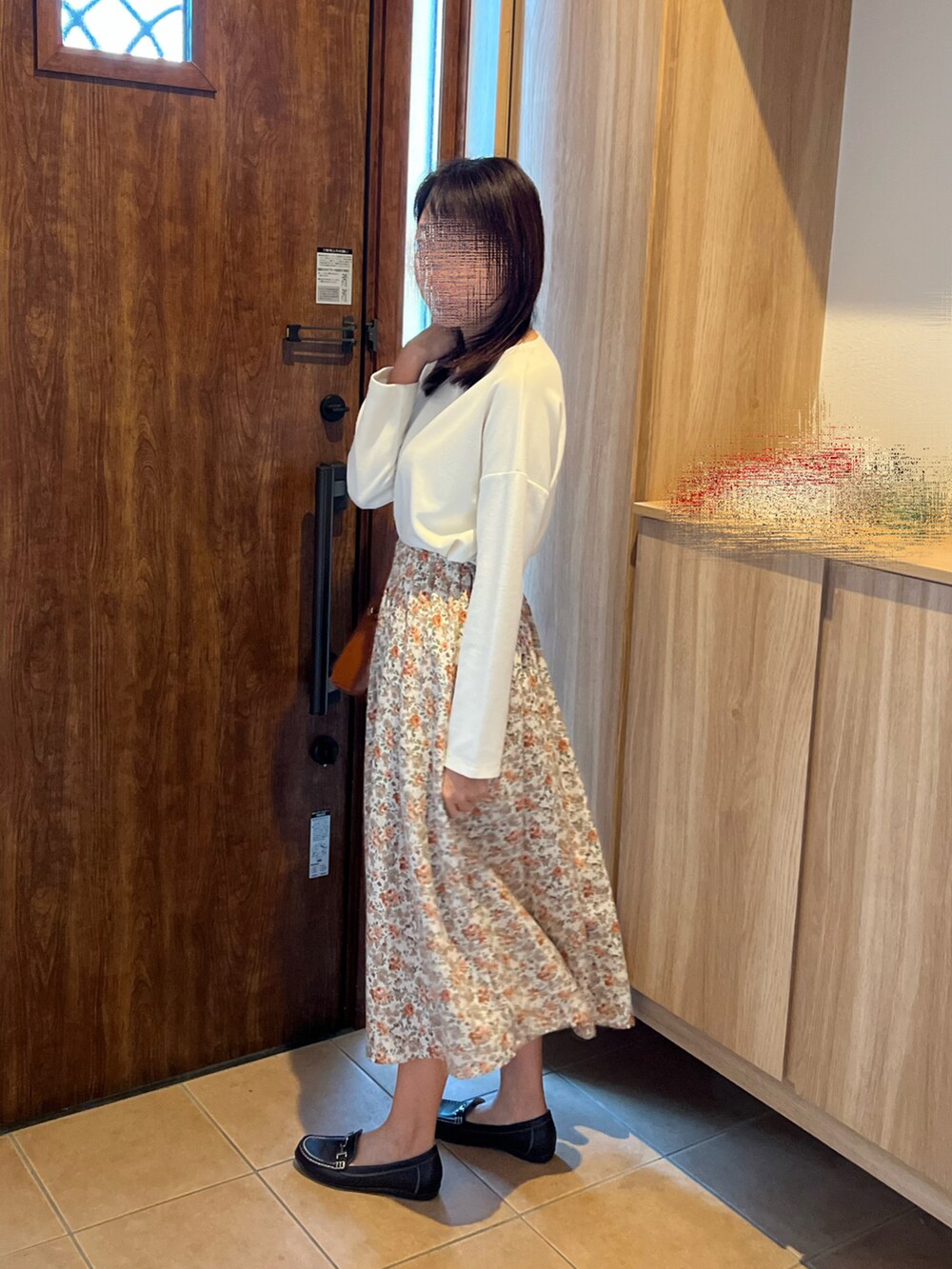 ホワイト系のスカート、ブラウン系のショルダーバッグ、ホワイト系のTシャツ/カットソーを着用したレディースの秋コーディネートの2枚目の写真