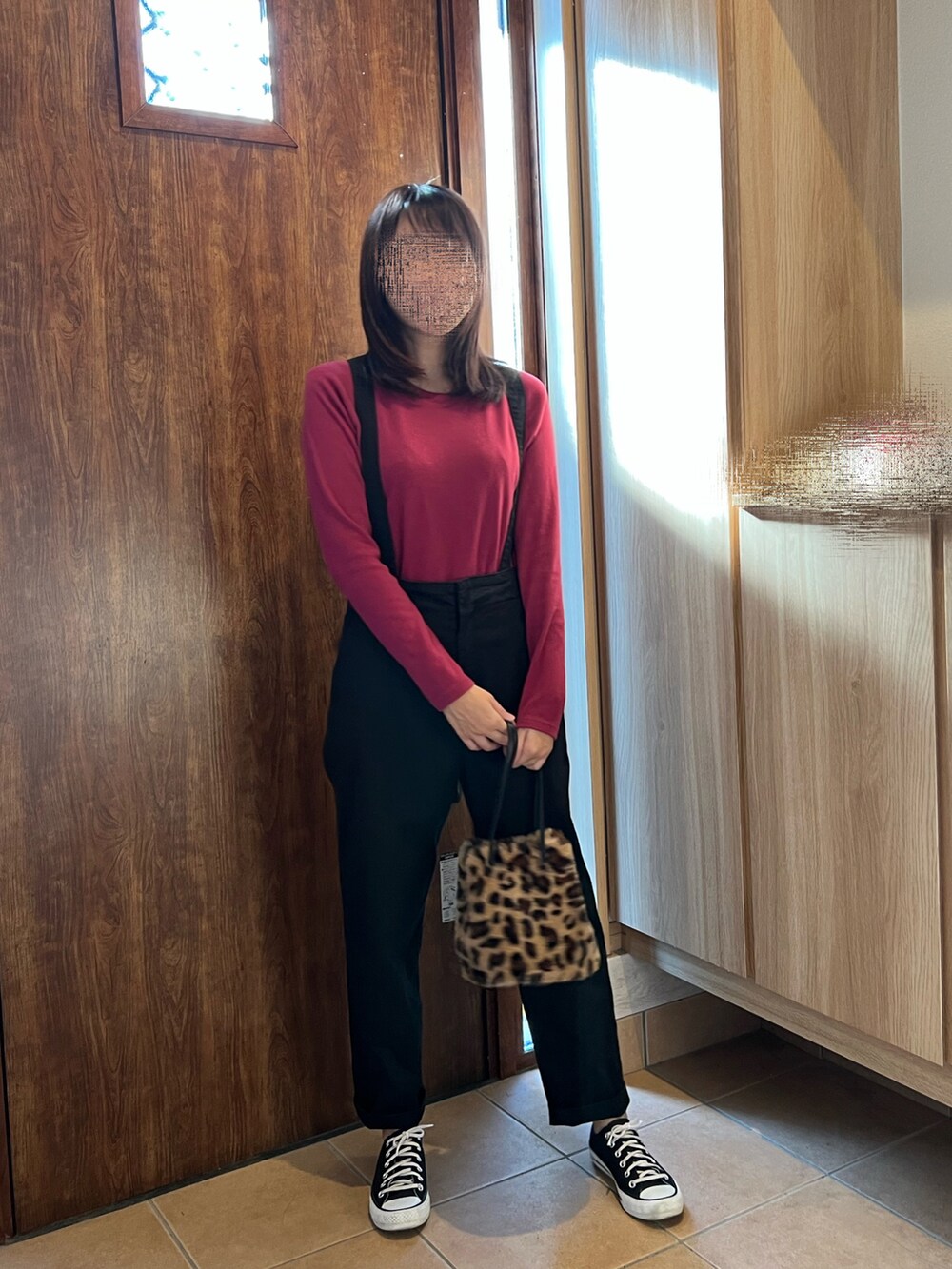 ピンク系のTシャツ/カットソー、その他のハンドバッグ、ブラック系のサロペット/オーバーオールを着用したレディースの秋コーディネートの2枚目の写真