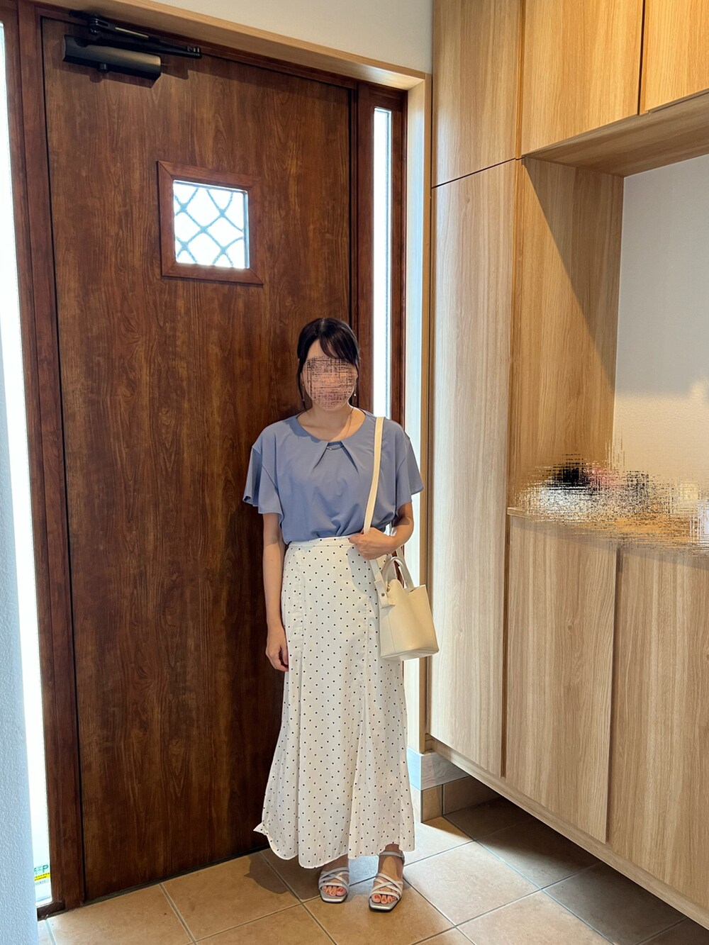 ブルー系のシャツ/ブラウス、ホワイト系のスカート、グレー系のサンダルを着用したレディースの夏コーディネートの2枚目の写真