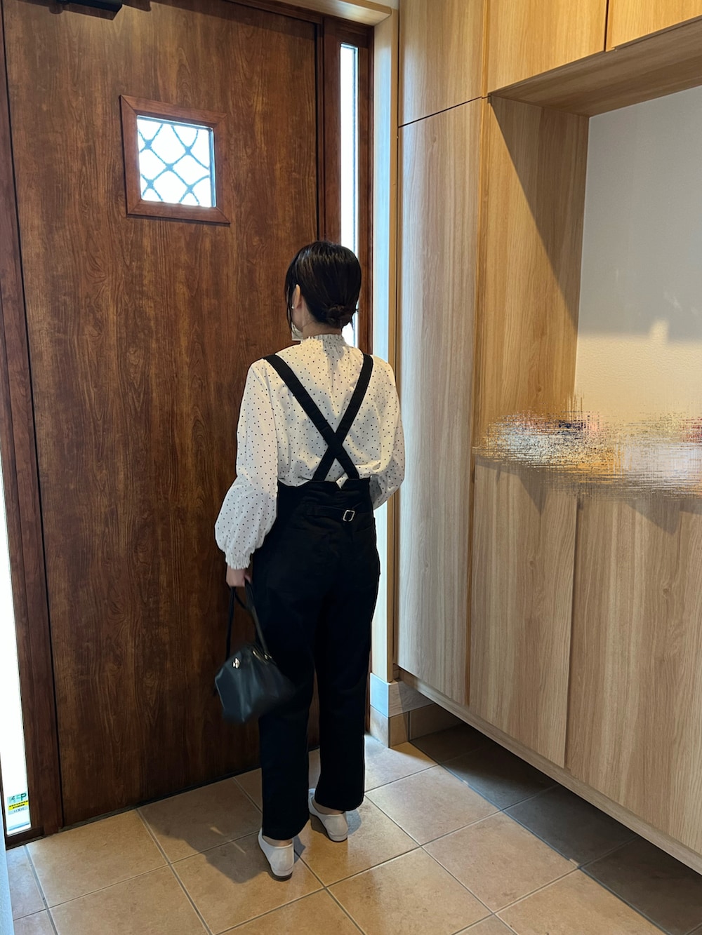 ブラック系のサロペット/オーバーオール、シルバー系のスリッポン、ホワイト系のシャツ/ブラウスを着用したレディースの春コーディネートの2枚目の写真