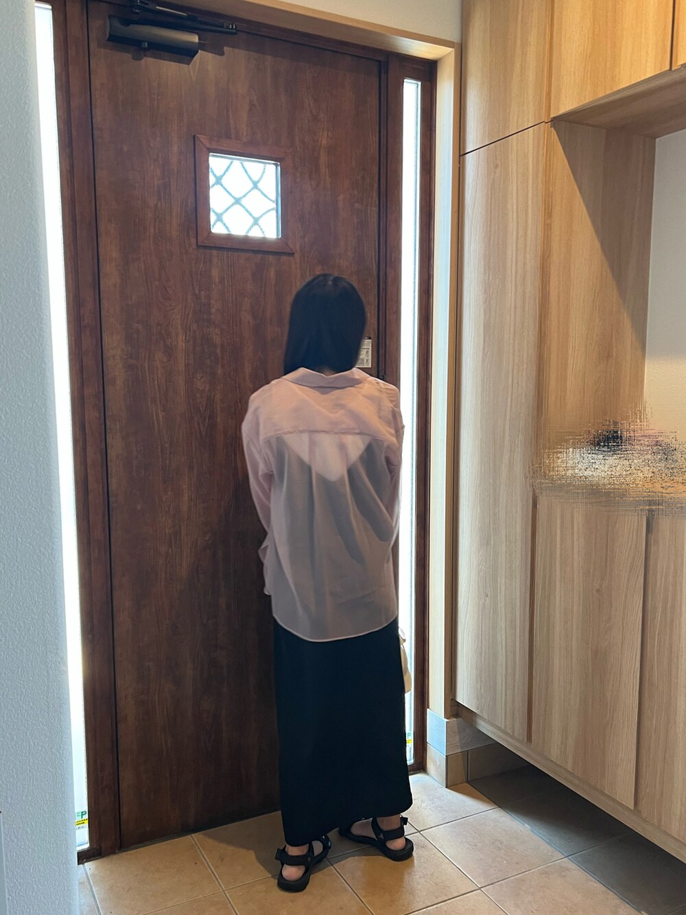 ピンク系のシャツ/ブラウス、ブラック系のワンピース、ブラック系のサンダルを着用したレディースの夏コーディネートの4枚目の写真