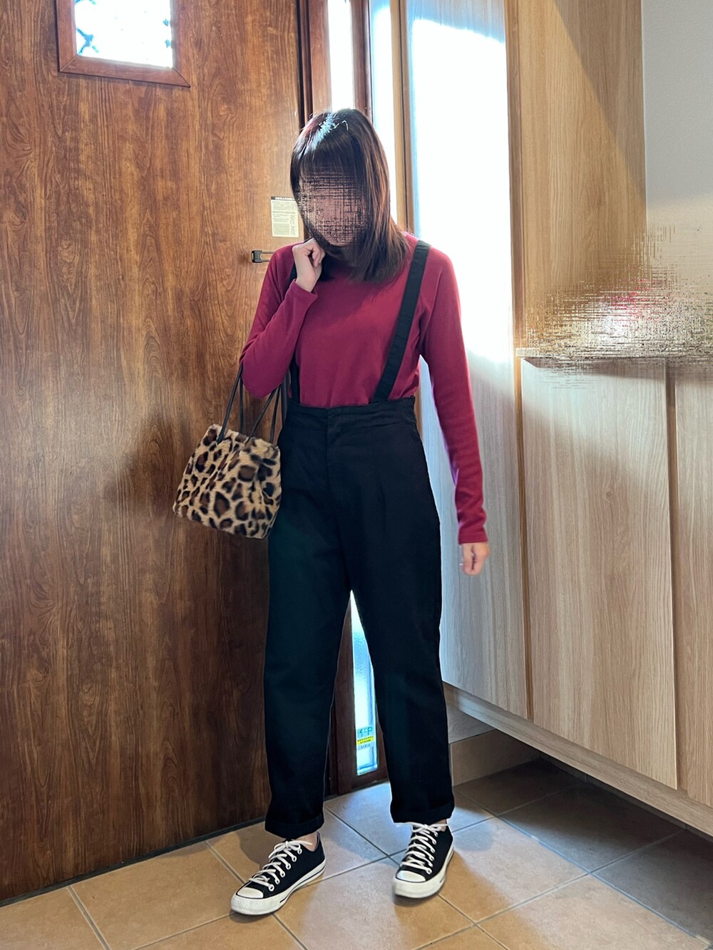 ピンク系のTシャツ/カットソー、その他のハンドバッグ、ブラック系のサロペット/オーバーオールを着用したレディースの秋コーディネートの3枚目の写真