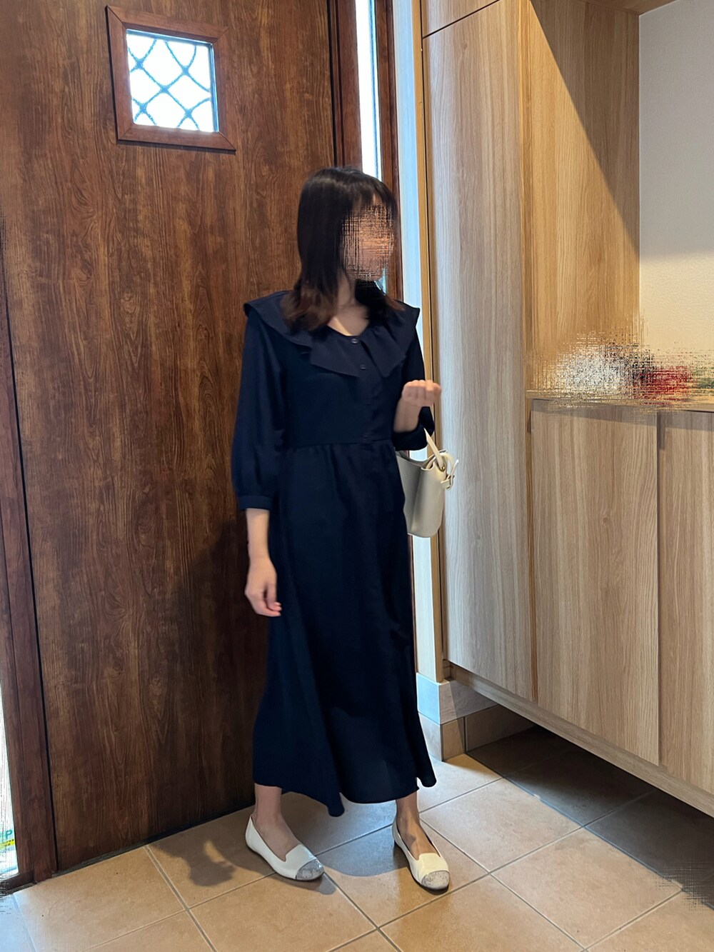 ブルー系のワンピース、ホワイト系のショルダーバッグ、ホワイト系のパンプスを着用したレディースの秋コーディネートの3枚目の写真