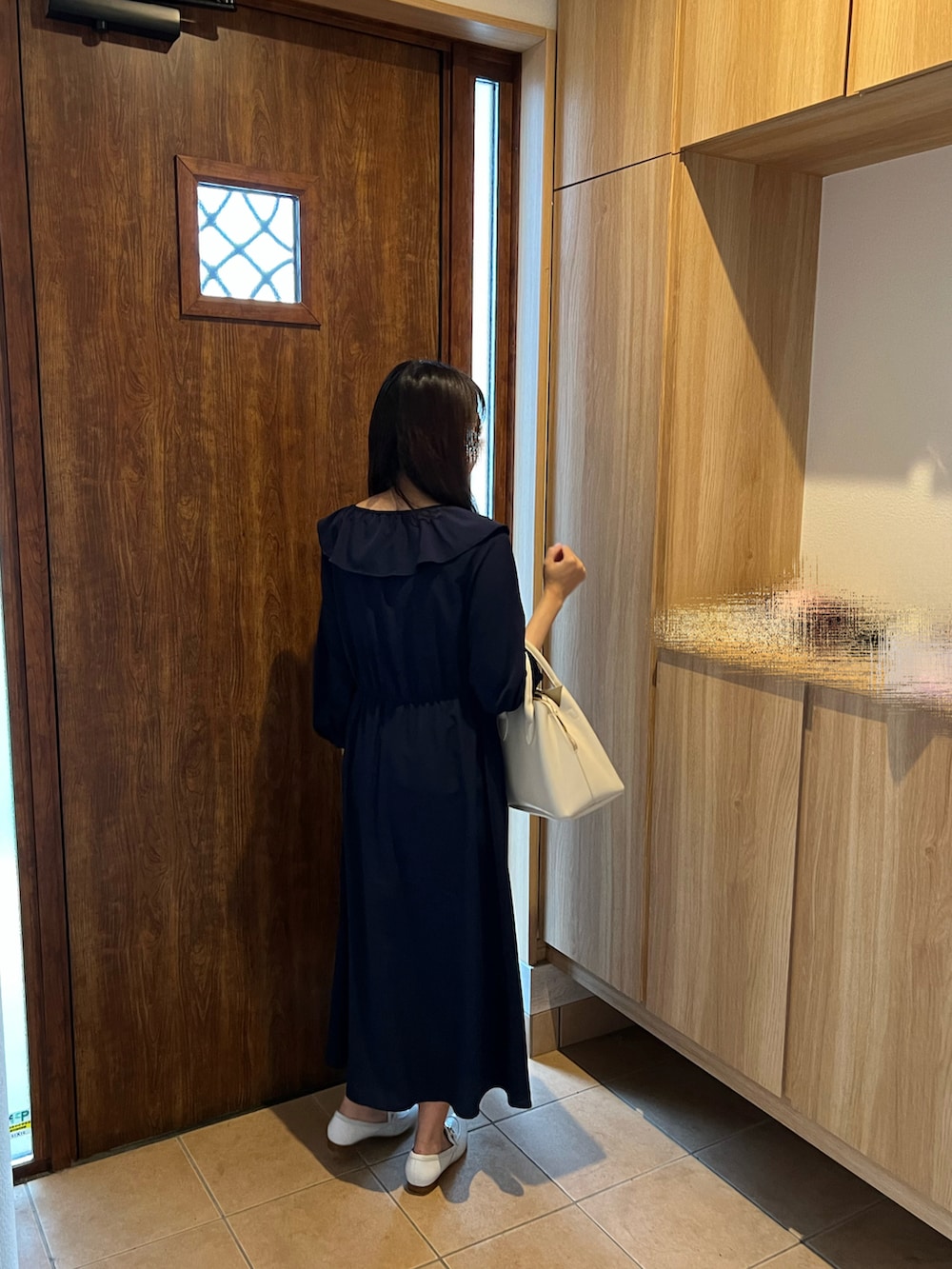 ブルー系のワンピース、ホワイト系のハンドバッグ、ホワイト系のスリッポンを着用したレディースの夏コーディネートの3枚目の写真