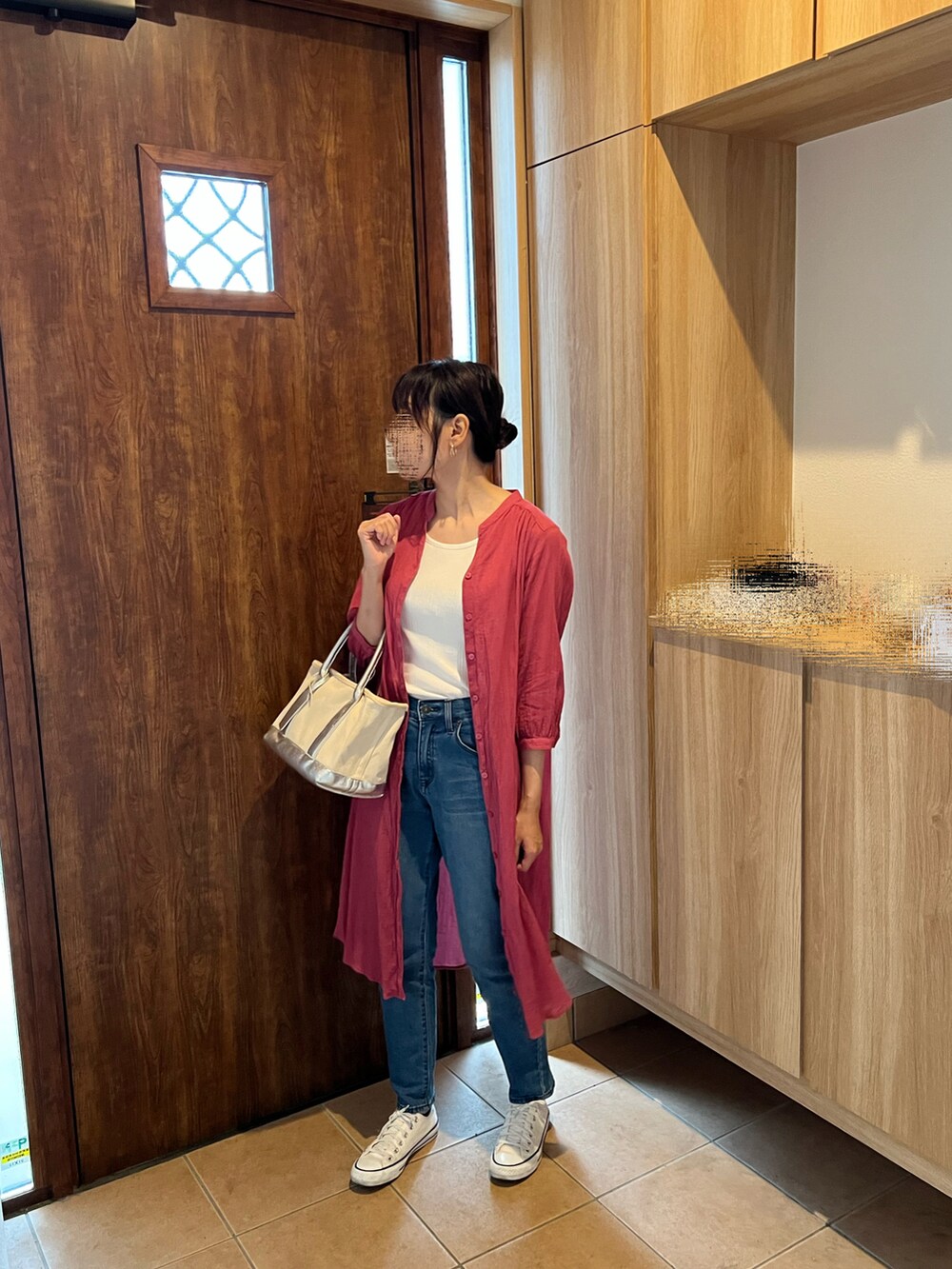 ピンク系のシャツ/ブラウス、ブルー系のデニムパンツ、ホワイト系のスニーカーを着用したレディースの夏コーディネートの2枚目の写真