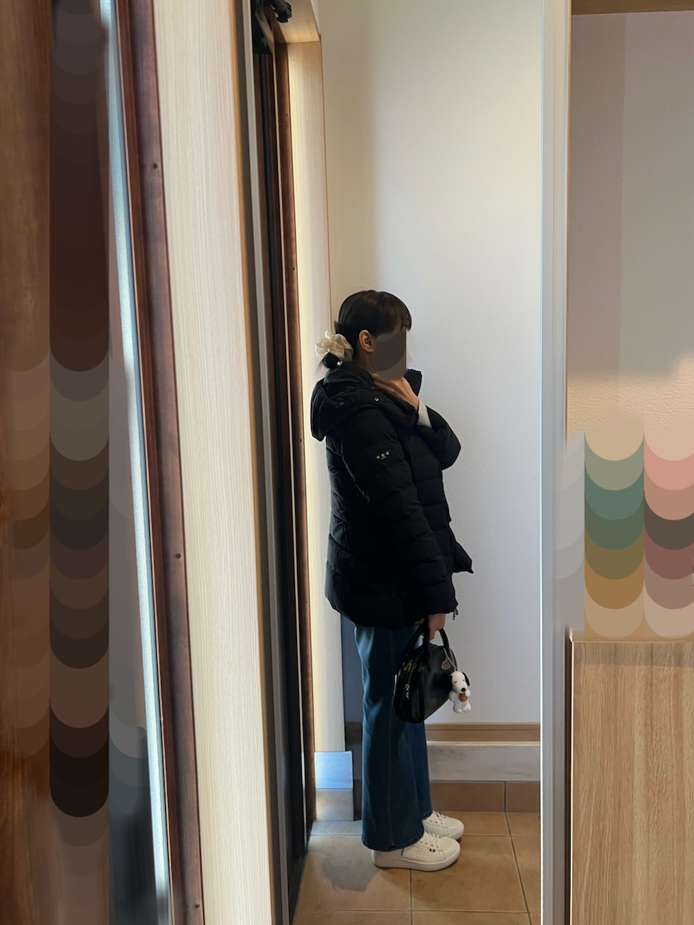 ブラック系のシャツ/ブラウス、グレー系のニット/セーター、ブルー系のデニムパンツを着用したレディースの春コーディネートの2枚目の写真