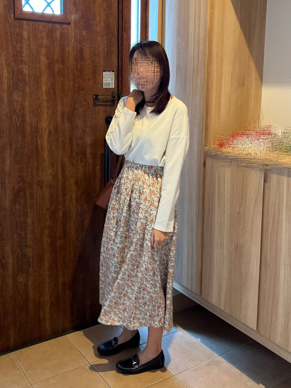 ホワイト系のスカート、ブラウン系のショルダーバッグ、ホワイト系のTシャツ/カットソーを着用したレディースの秋コーディネートの4枚目の写真