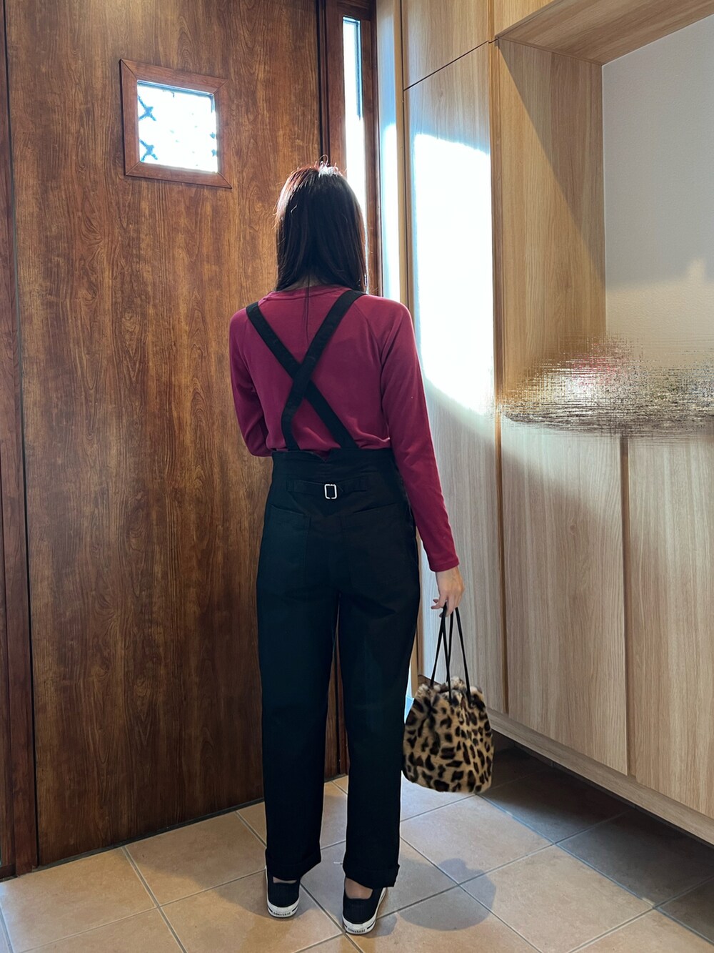 ピンク系のTシャツ/カットソー、その他のハンドバッグ、ブラック系のサロペット/オーバーオールを着用したレディースの秋コーディネートの4枚目の写真