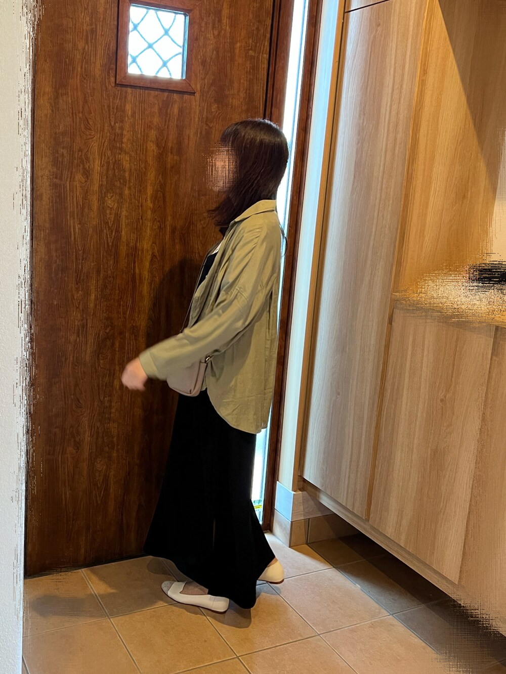 グリーン系のシャツ/ブラウス、ブラック系のワンピース、ホワイト系のTシャツ/カットソーを着用したレディースの秋コーディネートの2枚目の写真