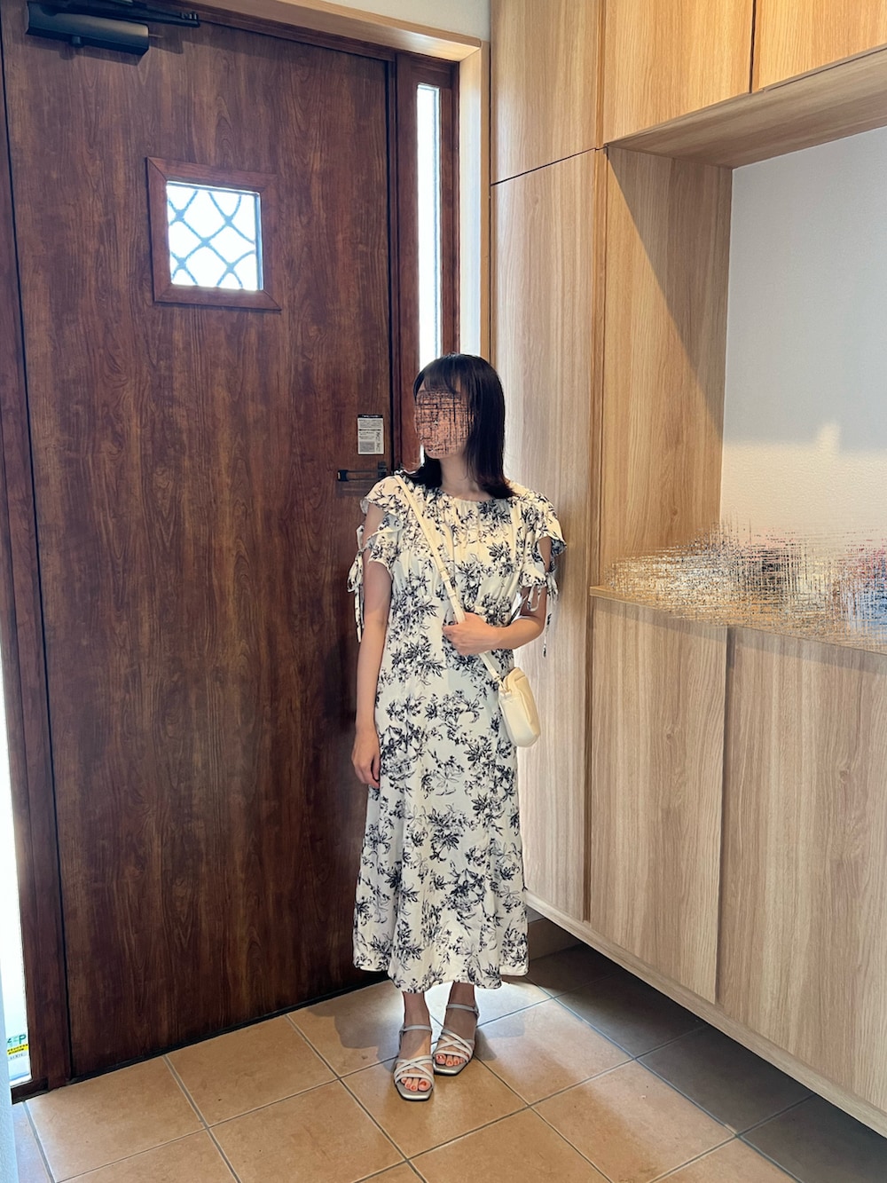 ホワイト系のワンピース、グレー系のサンダル、ホワイト系のショルダーバッグを着用したレディースの春コーディネートの2枚目の写真