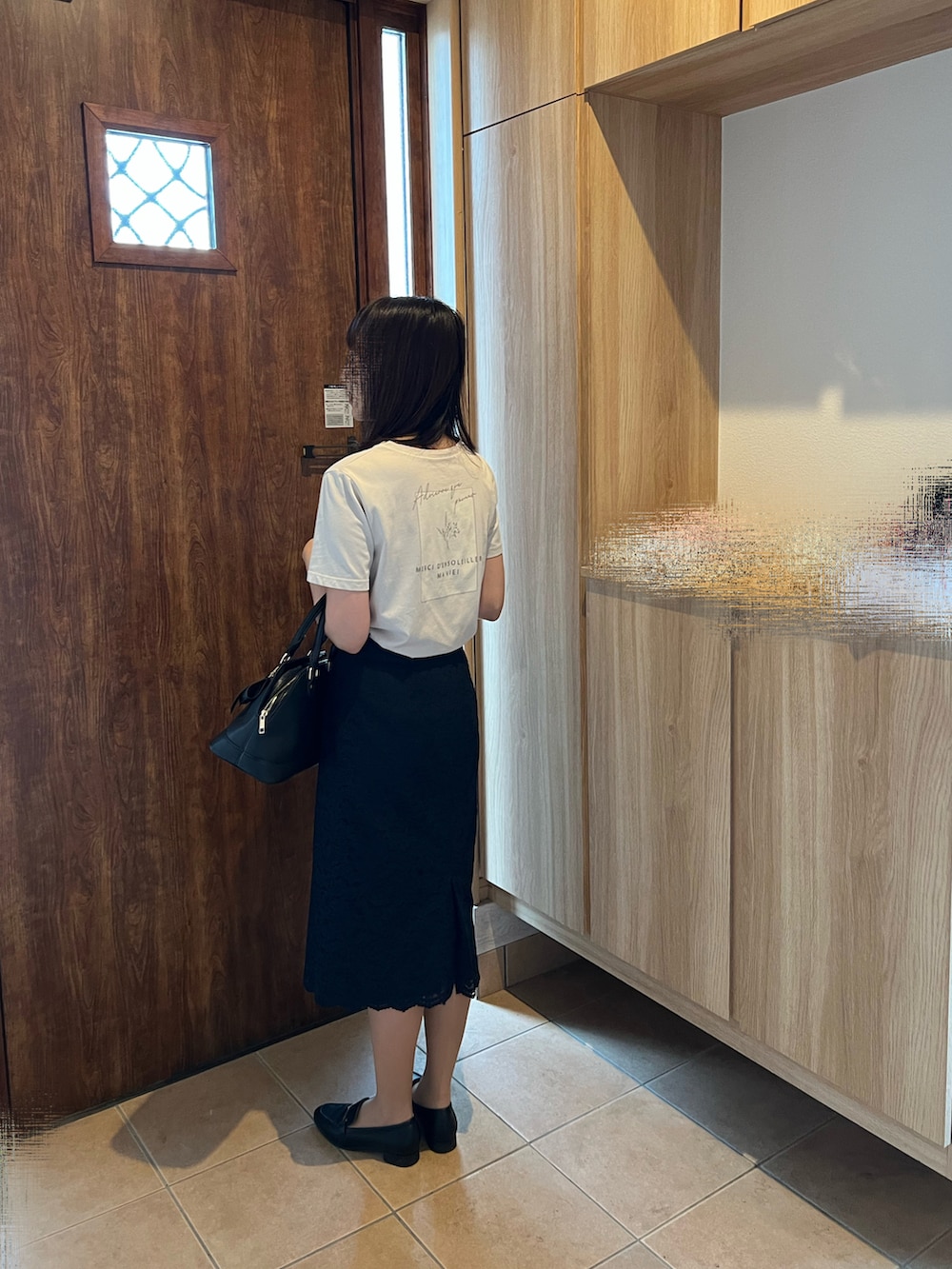 ブルー系のスカート、ベージュ系のTシャツ/カットソー、ホワイト系のノーカラージャケットを着用したレディースの春コーディネートの3枚目の写真