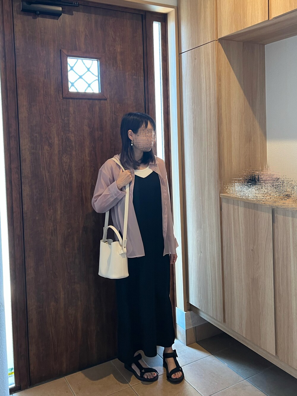 ピンク系のシャツ/ブラウス、ブラック系のワンピース、ブラック系のサンダルを着用したレディースの夏コーディネートの2枚目の写真