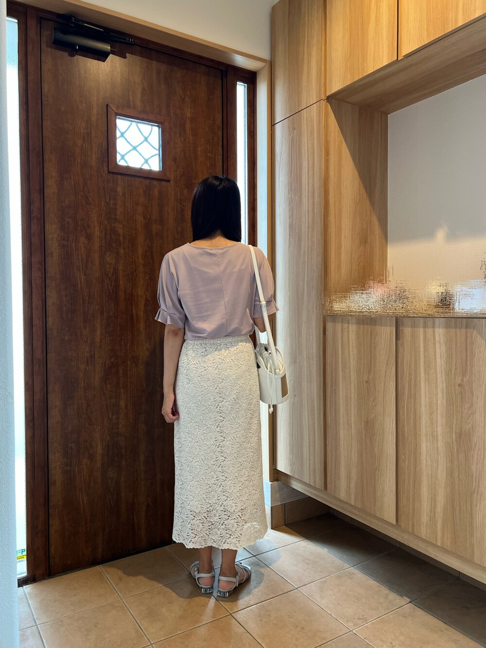 ホワイト系のスカート、パープル系のTシャツ/カットソー、グレー系のサンダルを着用したレディースの夏コーディネートの2枚目の写真