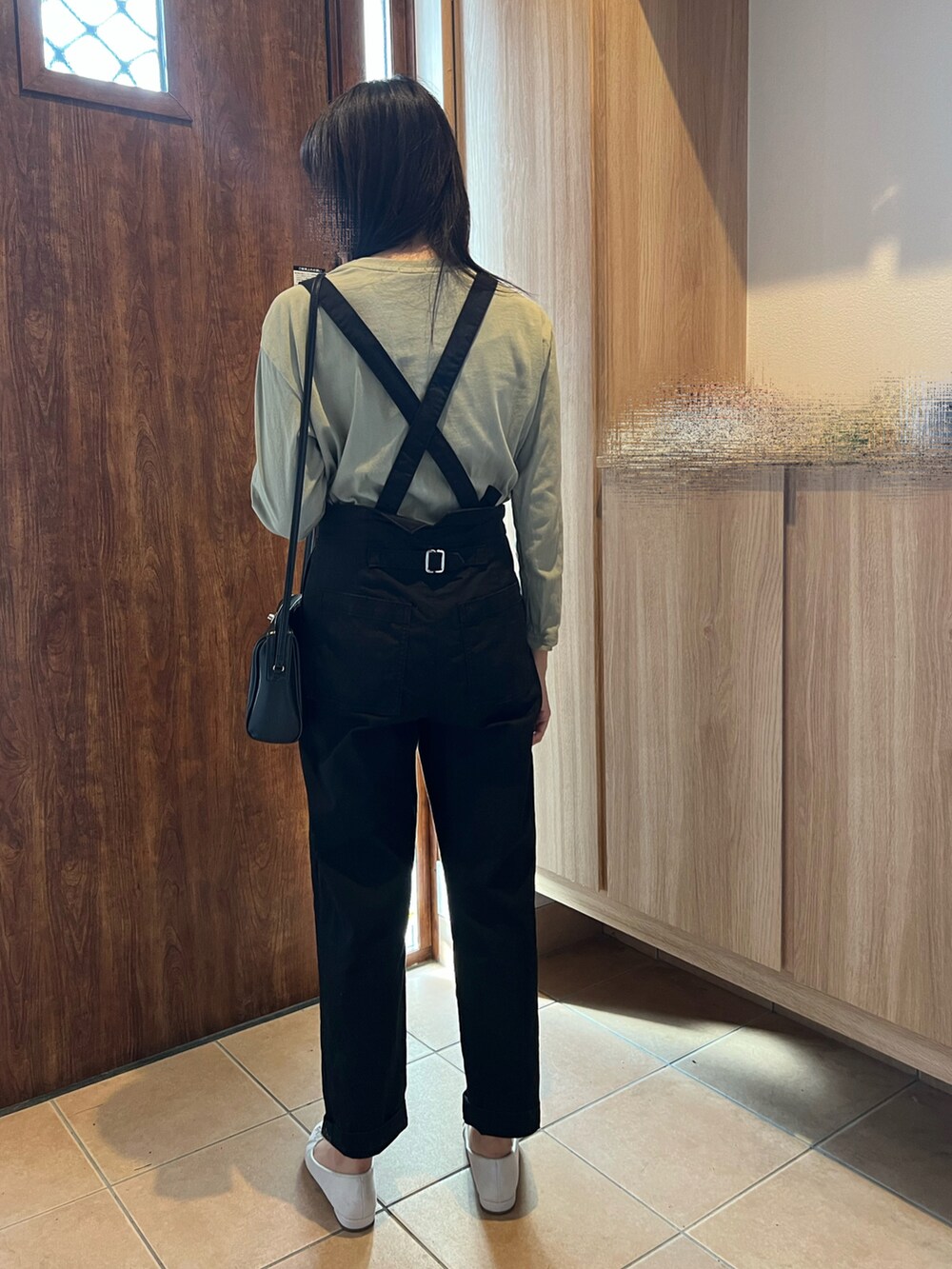 ブラック系のサロペット/オーバーオール、グリーン系のTシャツ/カットソー、シルバー系のスリッポンを着用したレディースの秋コーディネートの4枚目の写真