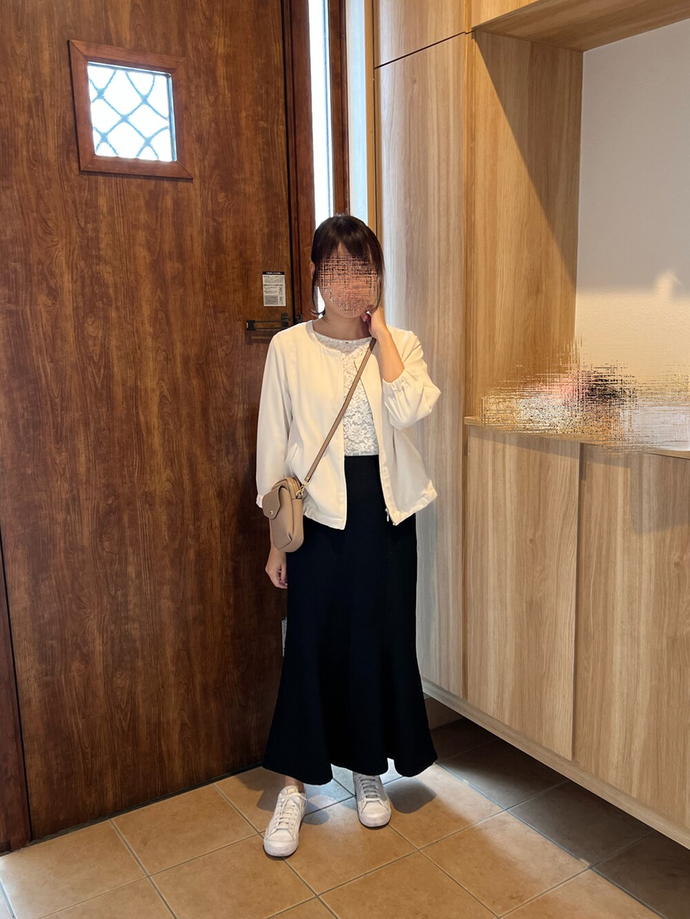 ホワイト系のシャツ/ブラウス、ホワイト系のノーカラージャケット、ブラック系のスカートを着用したレディースの春コーディネートの2枚目の写真