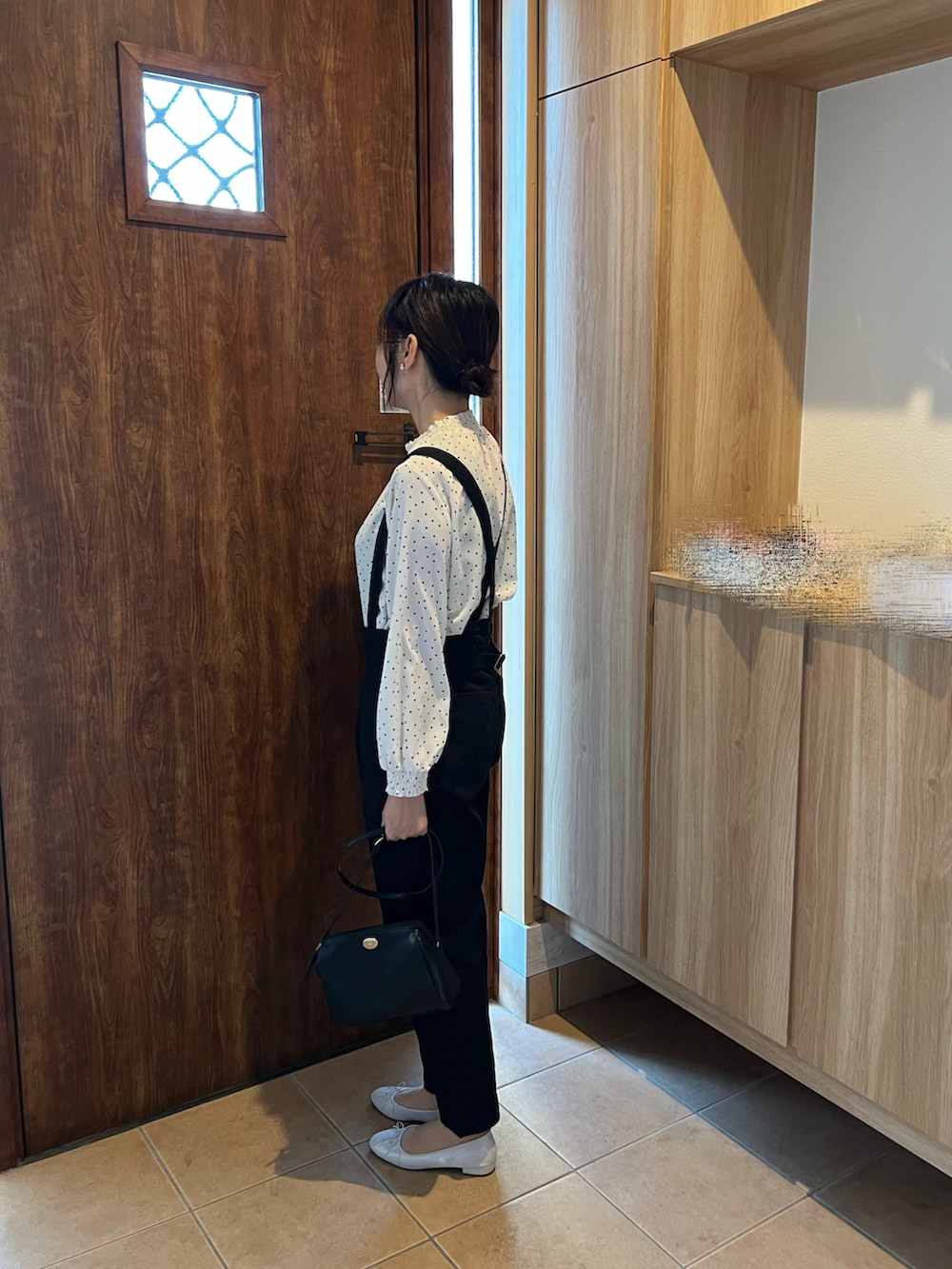 ブラック系のサロペット/オーバーオール、シルバー系のスリッポン、ホワイト系のシャツ/ブラウスを着用したレディースの春コーディネートの3枚目の写真